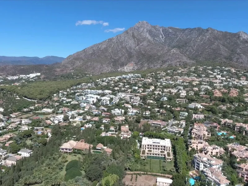 This exclusive 1,808 m² plot sits in the prestigious Rocío de Nagüeles on Marbella's Golden Mile. It offers an outstanding opportunity to build a luxury home in one of Southern Spain's most sought-after addresses. The location combines peace and privacy w