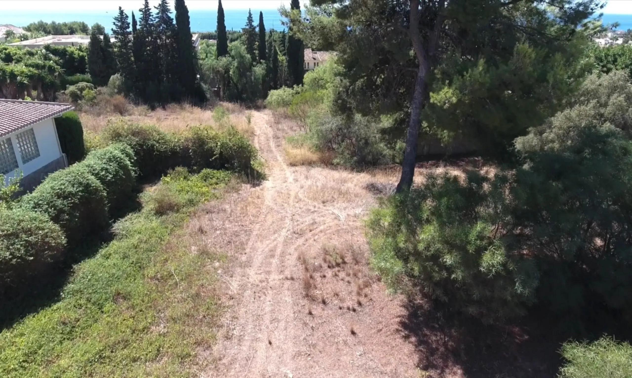 This exclusive 1,808 m² plot sits in the prestigious Rocío de Nagüeles on Marbella's Golden Mile. It offers an outstanding opportunity to build a luxury home in one of Southern Spain's most sought-after addresses. The location combines peace and privacy w