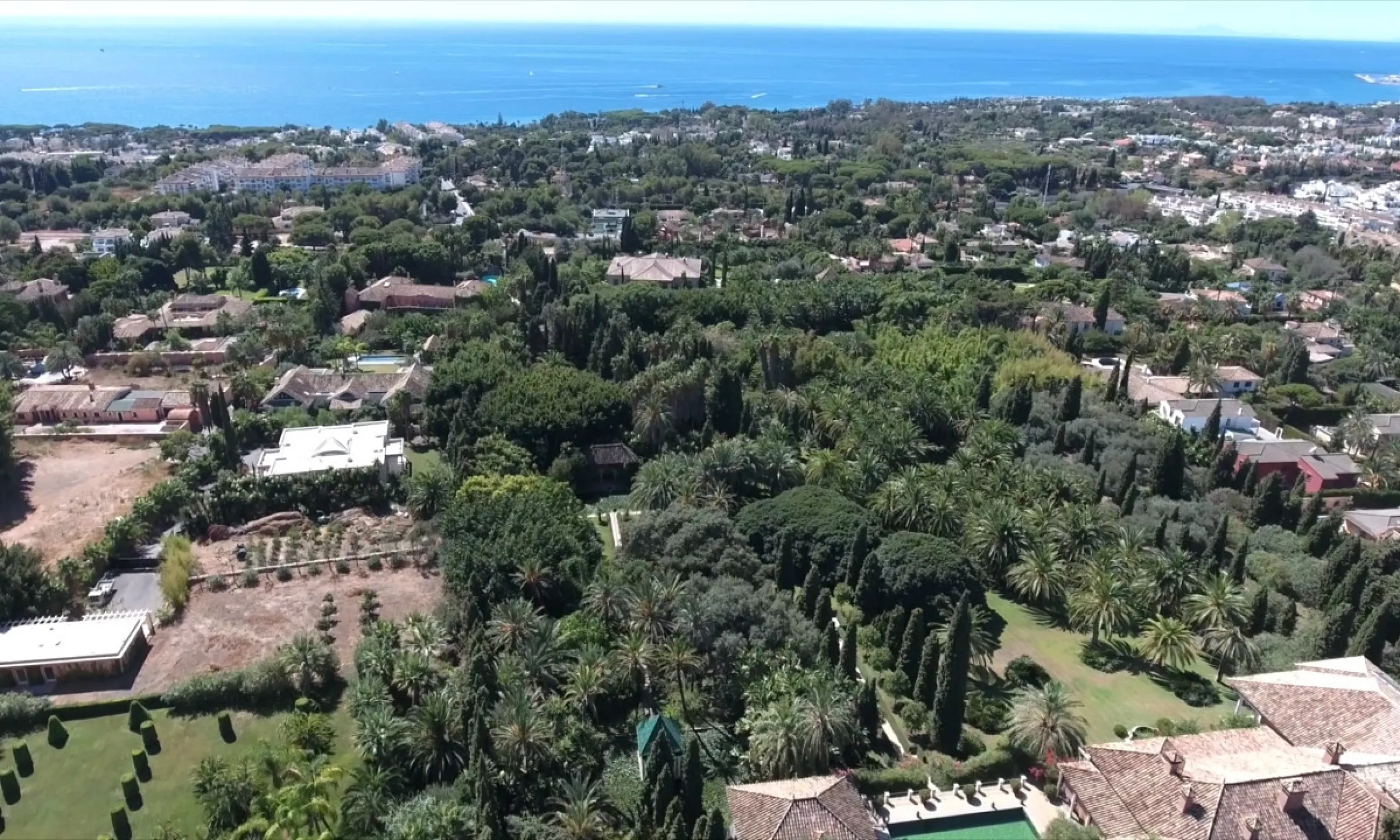 This exclusive 1,808 m² plot sits in the prestigious Rocío de Nagüeles on Marbella's Golden Mile. It offers an outstanding opportunity to build a luxury home in one of Southern Spain's most sought-after addresses. The location combines peace and privacy w