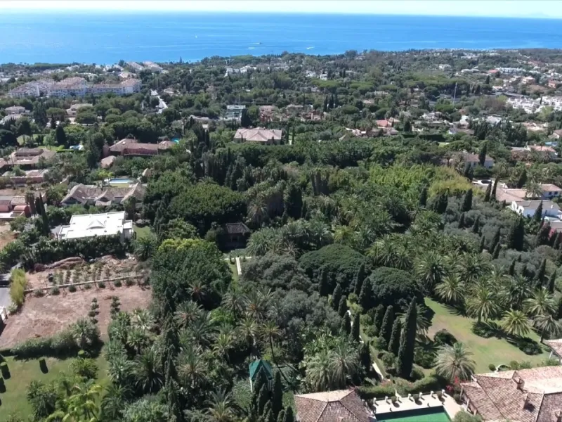 This exclusive 1,808 m² plot sits in the prestigious Rocío de Nagüeles on Marbella's Golden Mile. It offers an outstanding opportunity to build a luxury home in one of Southern Spain's most sought-after addresses. The location combines peace and privacy w