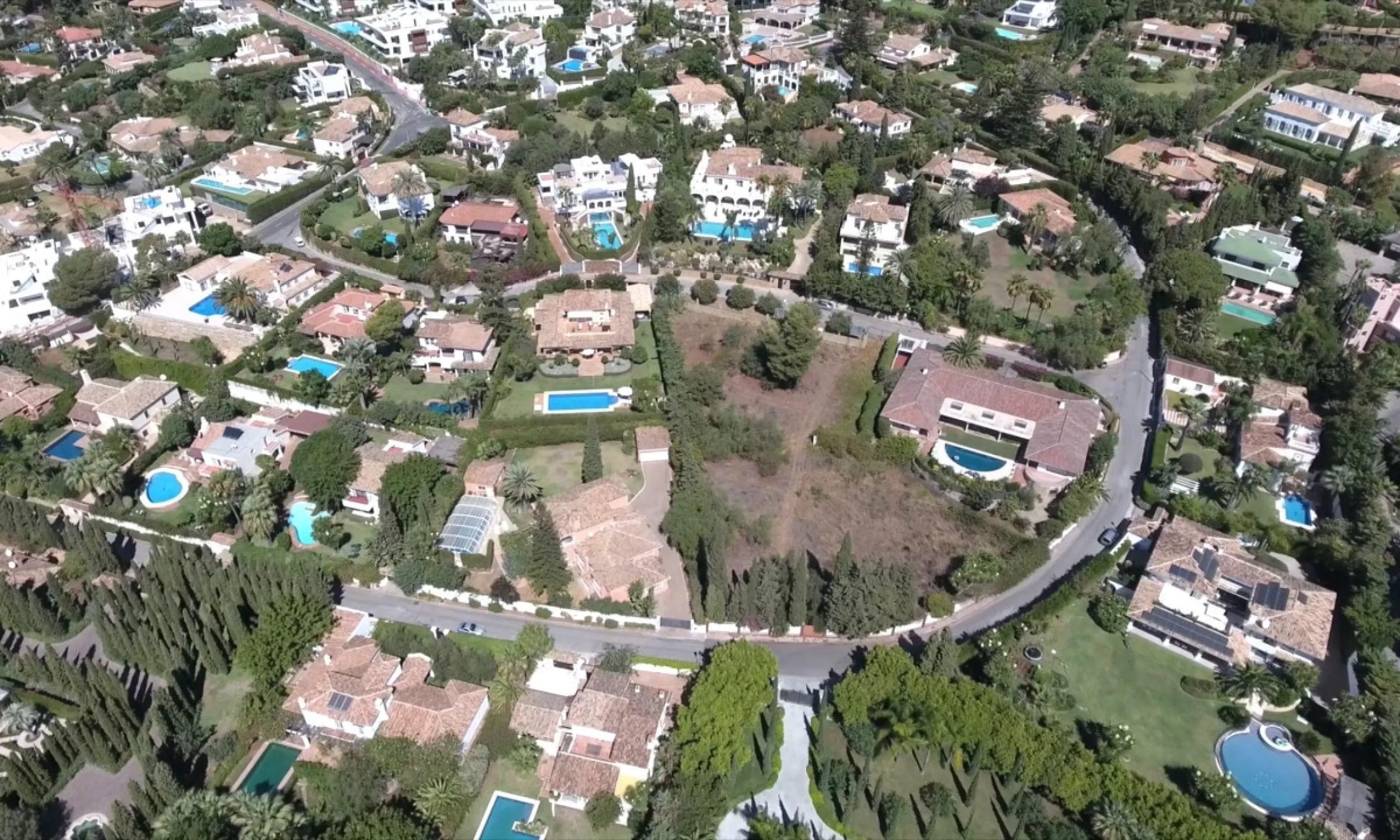 This exclusive 1,808 m² plot sits in the prestigious Rocío de Nagüeles on Marbella's Golden Mile. It offers an outstanding opportunity to build a luxury home in one of Southern Spain's most sought-after addresses. The location combines peace and privacy w