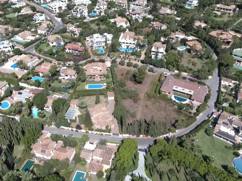 This exclusive 1,808 m² plot sits in the prestigious Rocío de Nagüeles on Marbella's Golden Mile. It offers an outstanding opportunity to build a luxury home in one of Southern Spain's most sought-after addresses. The location combines peace and privacy w