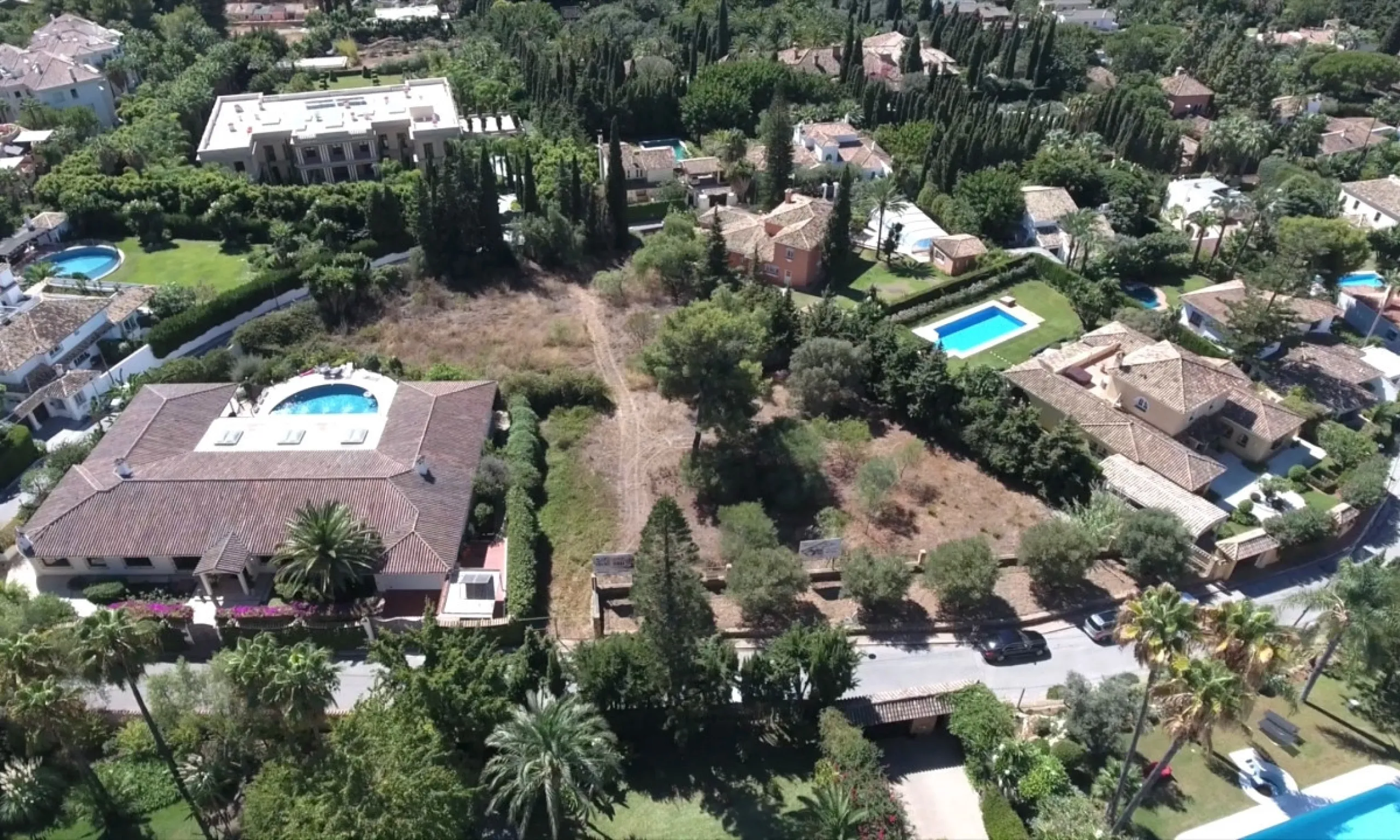 This exclusive 1,808 m² plot sits in the prestigious Rocío de Nagüeles on Marbella's Golden Mile. It offers an outstanding opportunity to build a luxury home in one of Southern Spain's most sought-after addresses. The location combines peace and privacy w