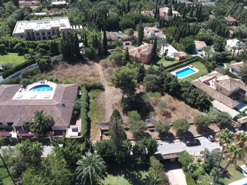 This exclusive 1,808 m² plot sits in the prestigious Rocío de Nagüeles on Marbella's Golden Mile. It offers an outstanding opportunity to build a luxury home in one of Southern Spain's most sought-after addresses. The location combines peace and privacy w