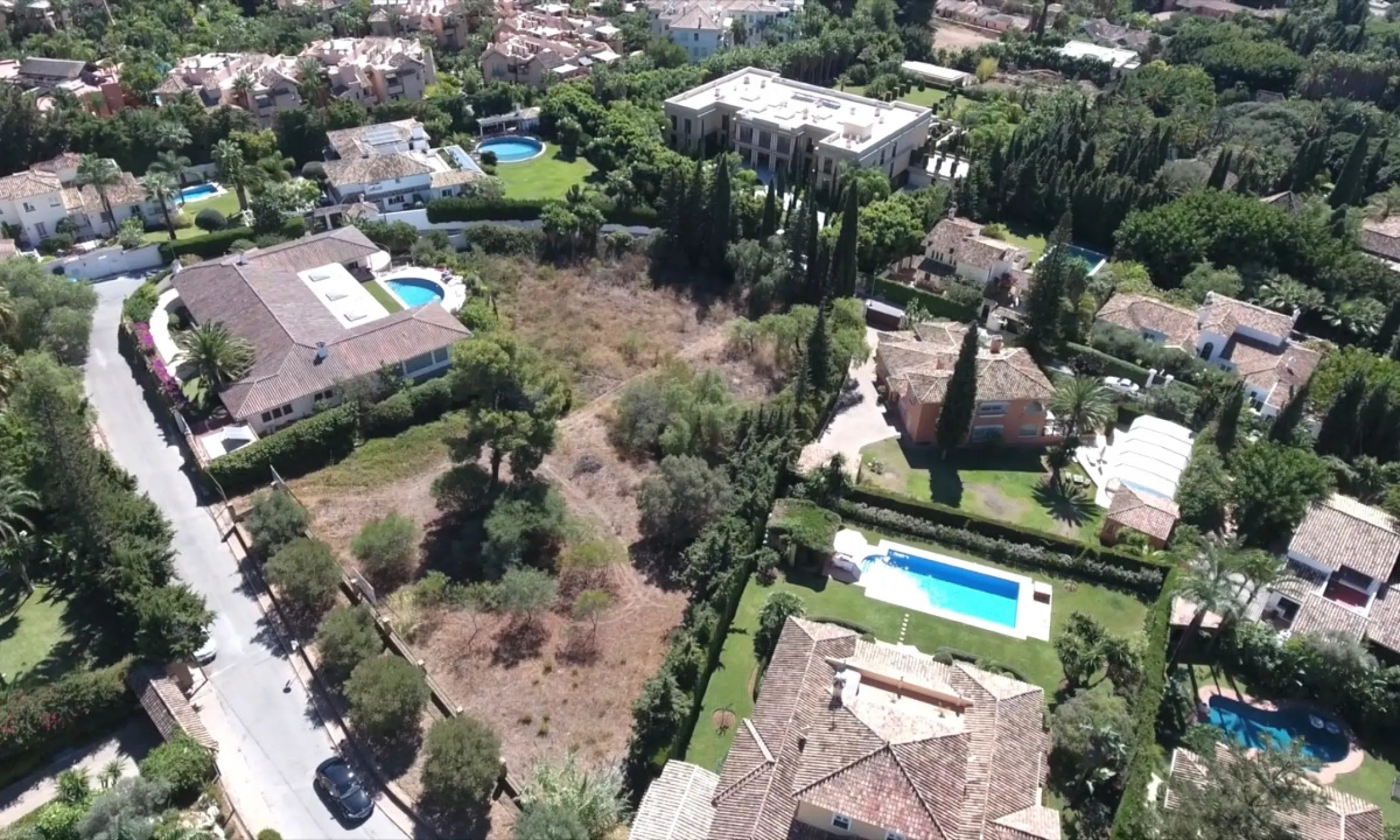This exclusive 1,808 m² plot sits in the prestigious Rocío de Nagüeles on Marbella's Golden Mile. It offers an outstanding opportunity to build a luxury home in one of Southern Spain's most sought-after addresses. The location combines peace and privacy w