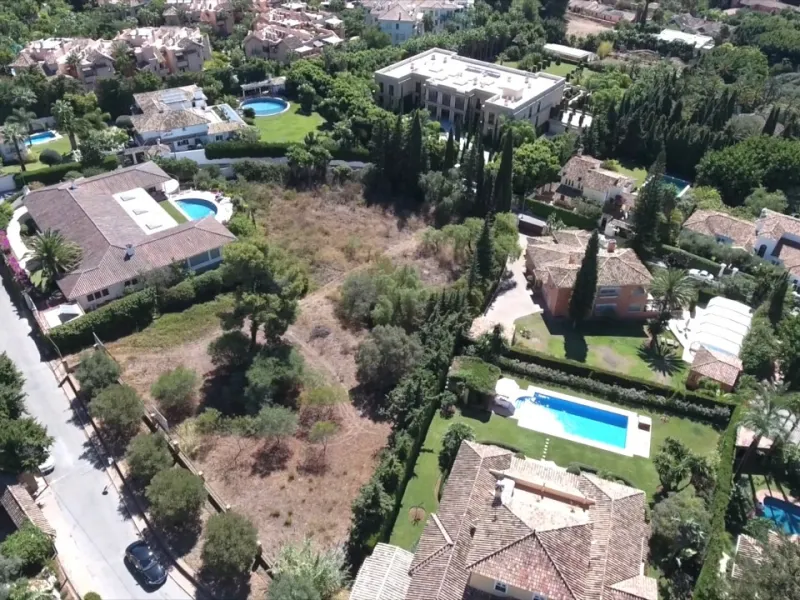 This exclusive 1,808 m² plot sits in the prestigious Rocío de Nagüeles on Marbella's Golden Mile. It offers an outstanding opportunity to build a luxury home in one of Southern Spain's most sought-after addresses. The location combines peace and privacy w