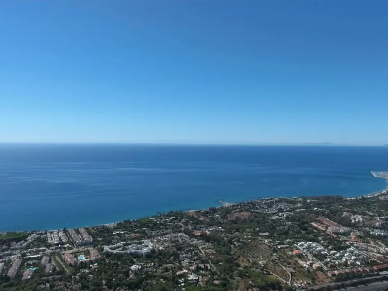 This exclusive 1,808 m² plot sits in the prestigious Rocío de Nagüeles on Marbella's Golden Mile. It offers an outstanding opportunity to build a luxury home in one of Southern Spain's most sought-after addresses. The location combines peace and privacy w