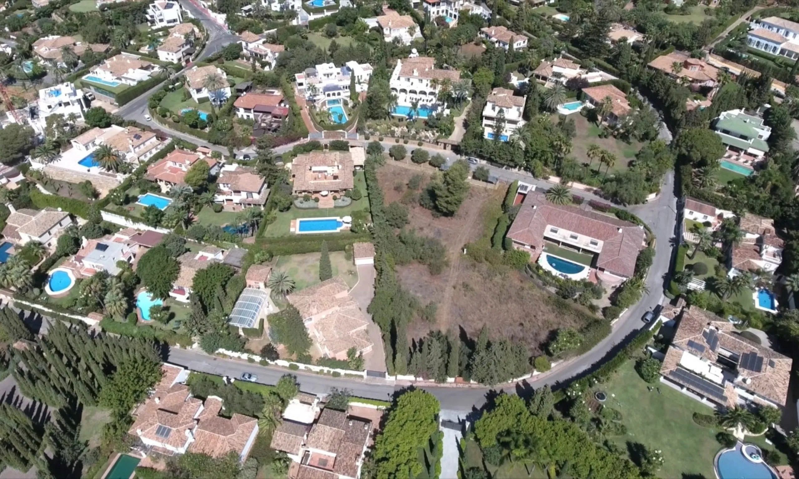 This exclusive 1,808 m² plot sits in the prestigious Rocío de Nagüeles on Marbella's Golden Mile. It offers an outstanding opportunity to build a luxury home in one of Southern Spain's most sought-after addresses. The location combines peace and privacy w