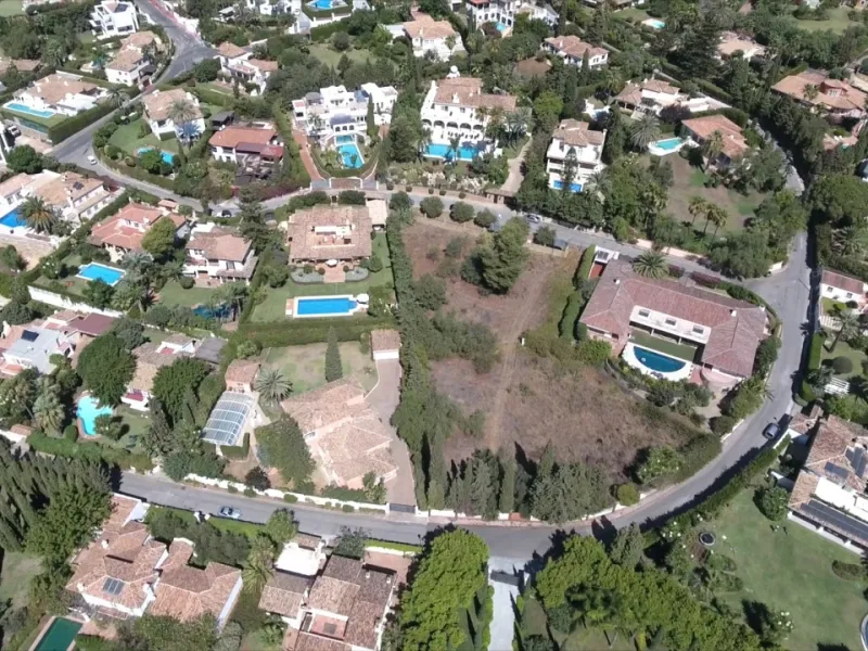 This exclusive 1,808 m² plot sits in the prestigious Rocío de Nagüeles on Marbella's Golden Mile. It offers an outstanding opportunity to build a luxury home in one of Southern Spain's most sought-after addresses. The location combines peace and privacy w
