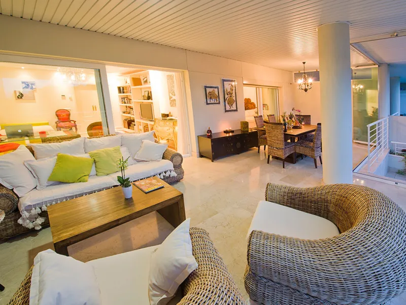 Apartment La Corniche is a luxury 2-bedroom apartment in the heart of Nueva Andalucía's Golf Valley. This gated community offers peace and privacy while being close to world-class golf, fine dining, and Puerto Banús. The home enjoys 180-degree views of th