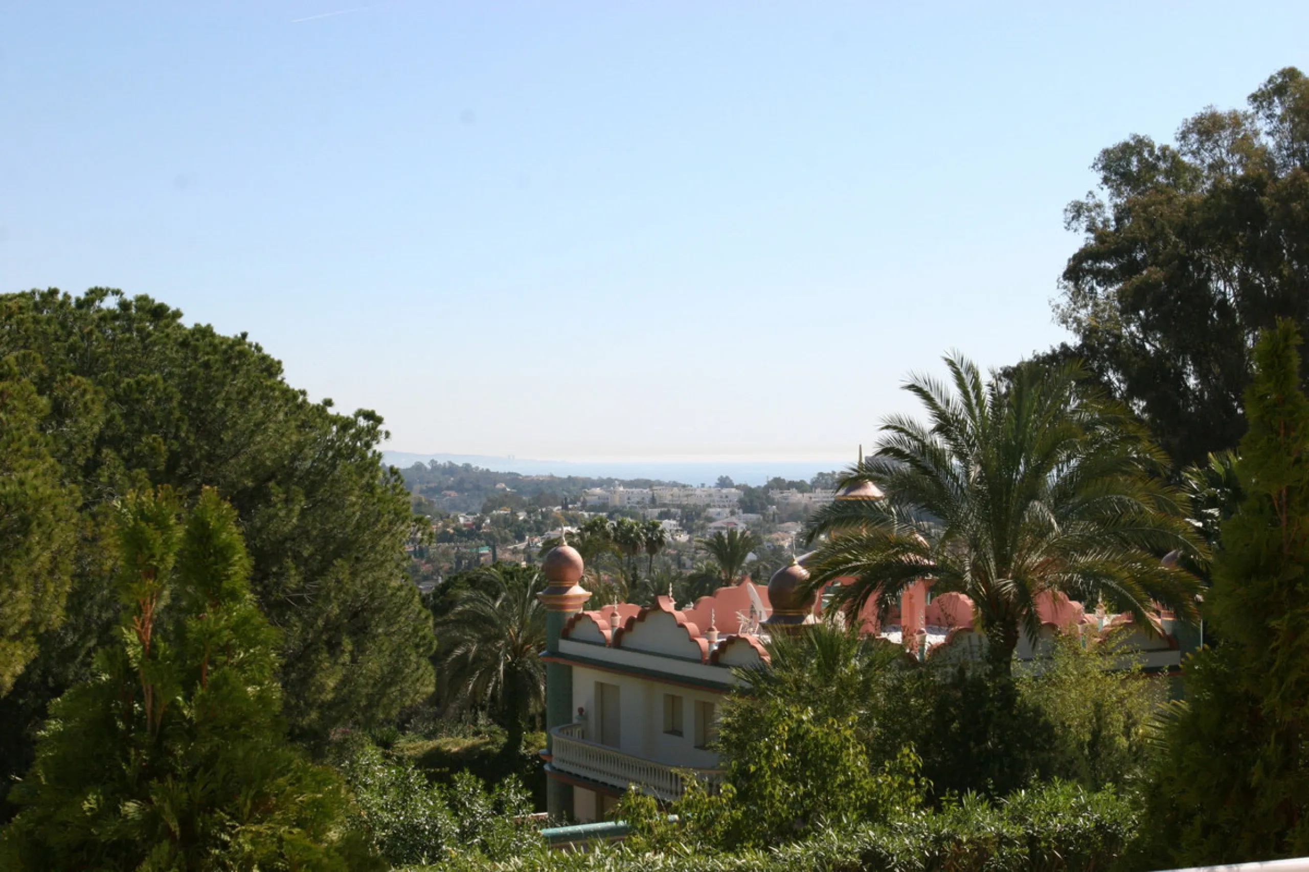Apartment La Corniche is a luxury 2-bedroom apartment in the heart of Nueva Andalucía's Golf Valley. This gated community offers peace and privacy while being close to world-class golf, fine dining, and Puerto Banús. The home enjoys 180-degree views of th