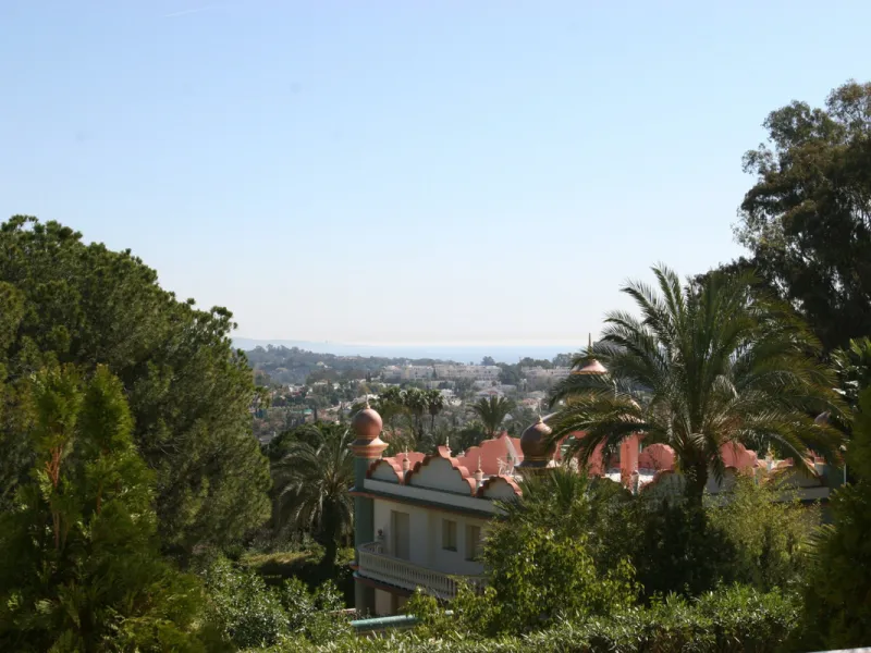 Apartment La Corniche is a luxury 2-bedroom apartment in the heart of Nueva Andalucía's Golf Valley. This gated community offers peace and privacy while being close to world-class golf, fine dining, and Puerto Banús. The home enjoys 180-degree views of th