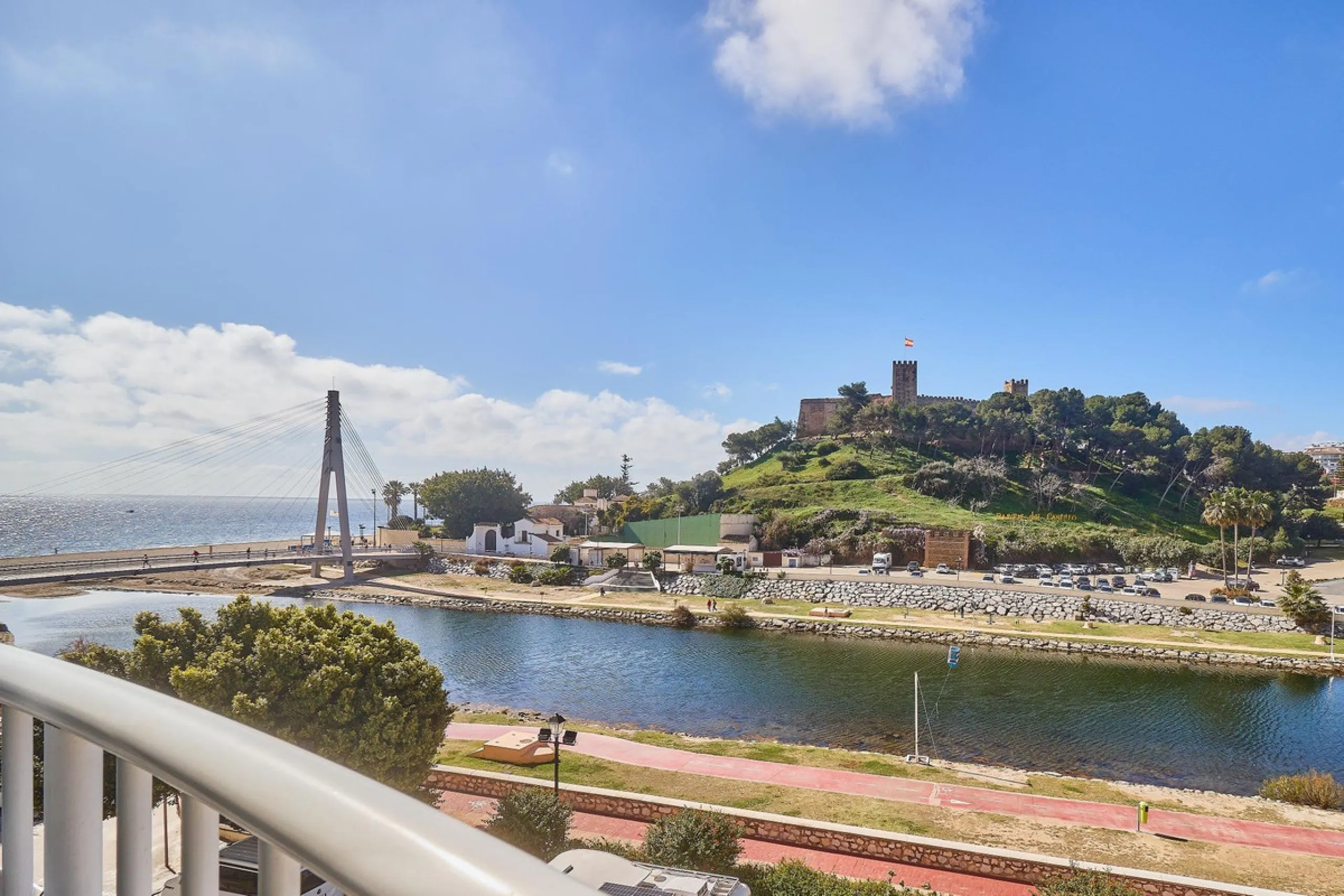 Excellent apartment on the 2nd line of the beach, a few meters from the sea, in one of the best places in Fuengirola, it is definitely the most sought-after area to live, it is close to supermarkets, the shopping center, children's playgrounds, bars.