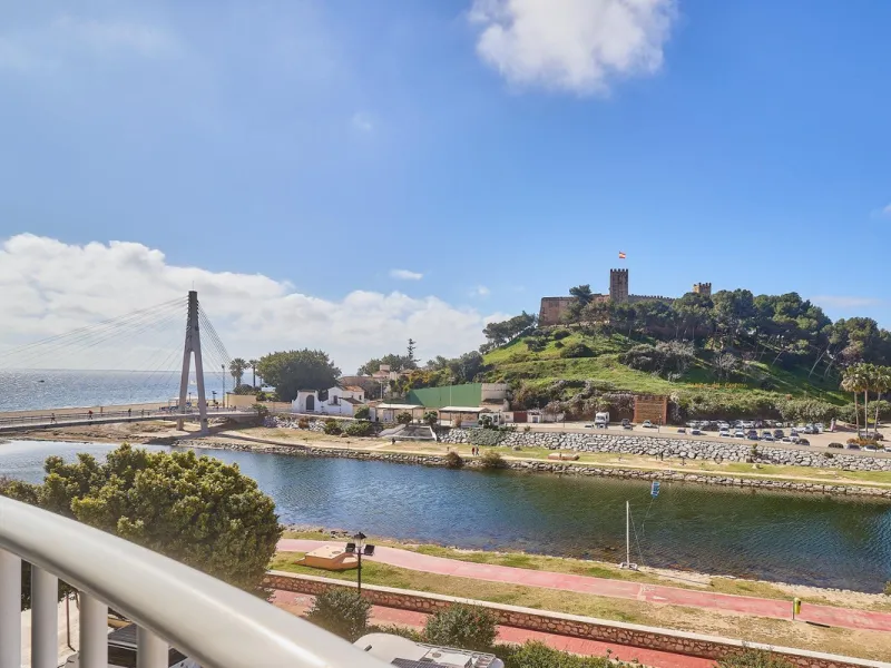 Excellent apartment on the 2nd line of the beach, a few meters from the sea, in one of the best places in Fuengirola, it is definitely the most sought-after area to live, it is close to supermarkets, the shopping center, children's playgrounds, bars.