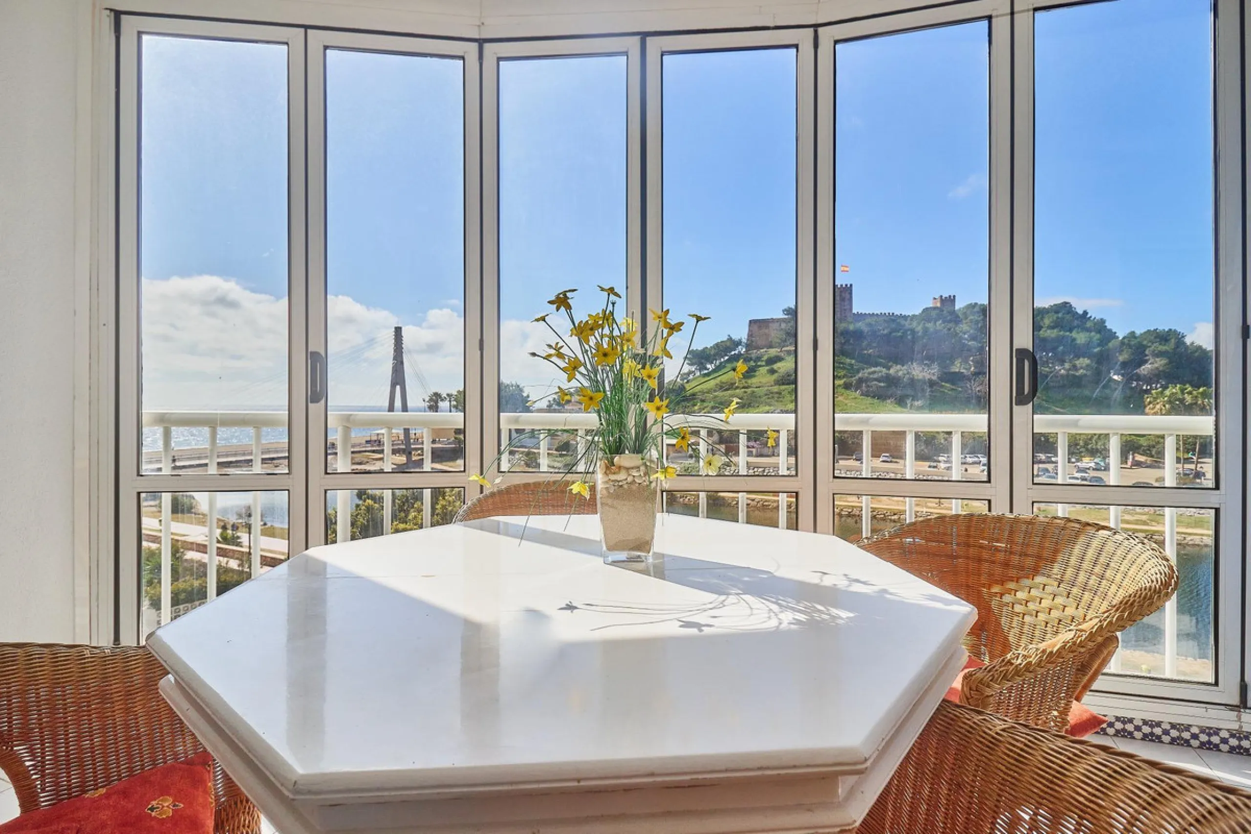 Excellent apartment on the 2nd line of the beach, a few meters from the sea, in one of the best places in Fuengirola, it is definitely the most sought-after area to live, it is close to supermarkets, the shopping center, children's playgrounds, bars.