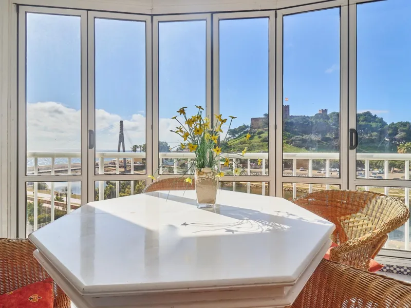 Excellent apartment on the 2nd line of the beach, a few meters from the sea, in one of the best places in Fuengirola, it is definitely the most sought-after area to live, it is close to supermarkets, the shopping center, children's playgrounds, bars.