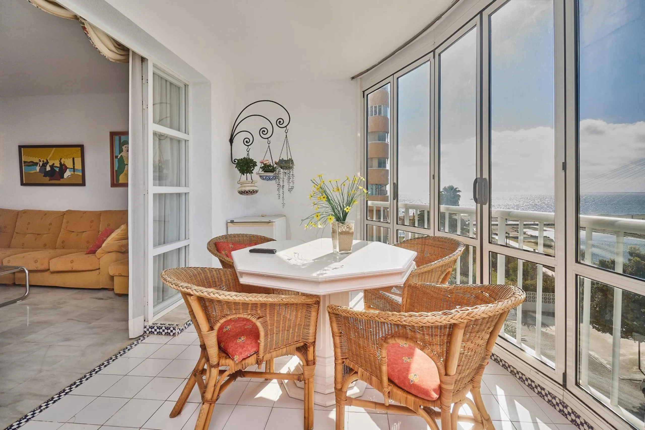 Excellent apartment on the 2nd line of the beach, a few meters from the sea, in one of the best places in Fuengirola, it is definitely the most sought-after area to live, it is close to supermarkets, the shopping center, children's playgrounds, bars.