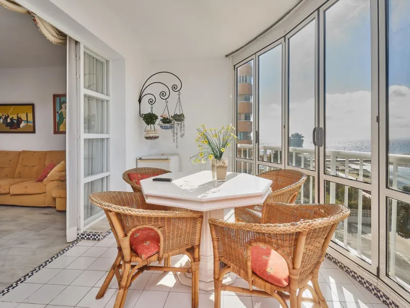 Excellent apartment on the 2nd line of the beach, a few meters from the sea, in one of the best places in Fuengirola, it is definitely the most sought-after area to live, it is close to supermarkets, the shopping center, children's playgrounds, bars.
