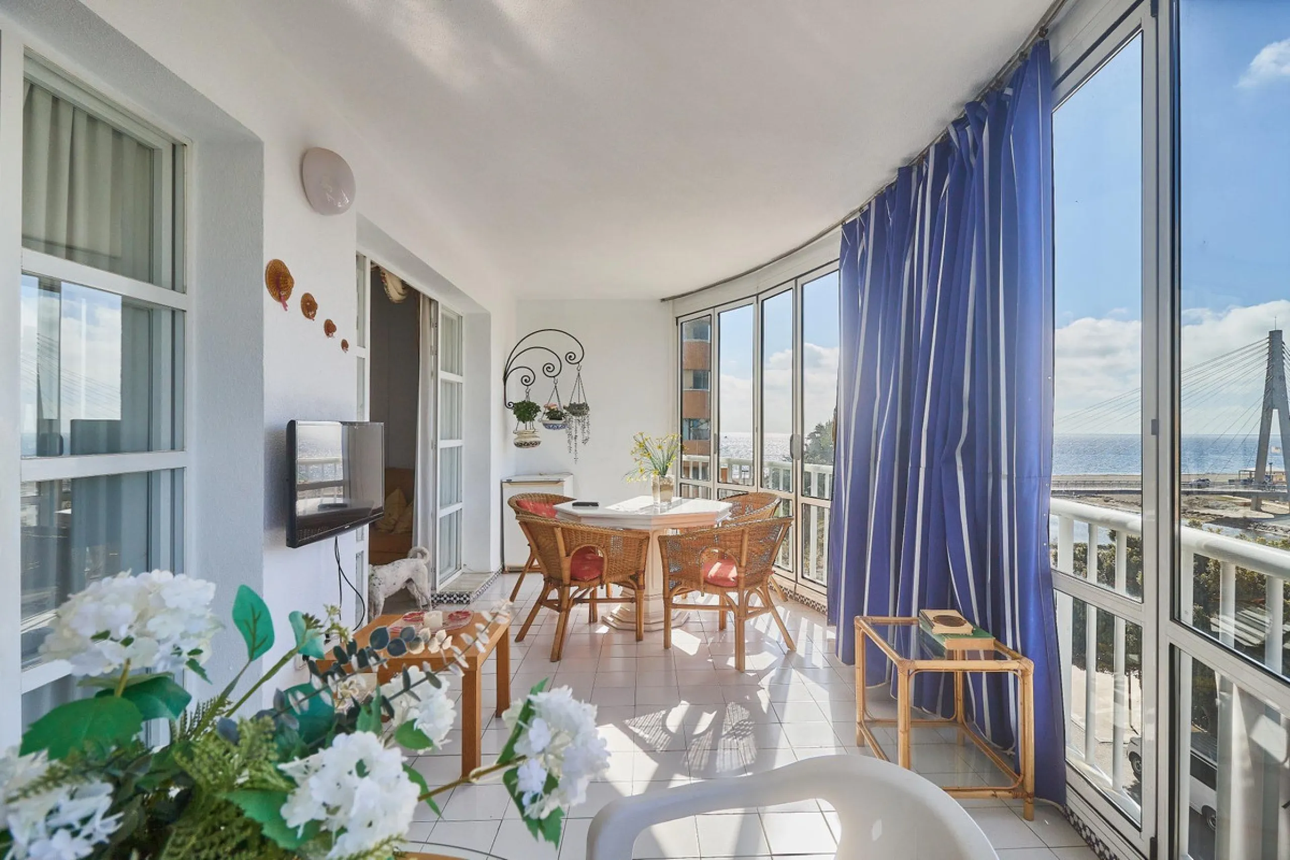 Excellent apartment on the 2nd line of the beach, a few meters from the sea, in one of the best places in Fuengirola, it is definitely the most sought-after area to live, it is close to supermarkets, the shopping center, children's playgrounds, bars.