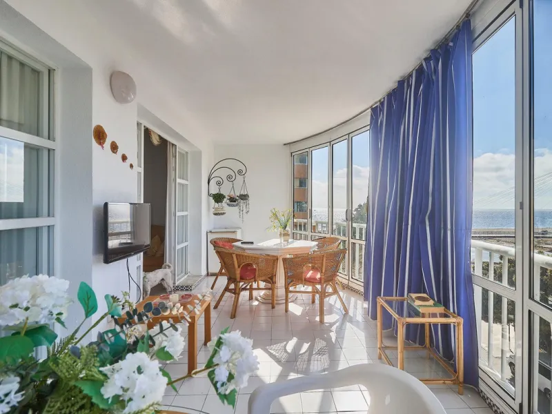 Excellent apartment on the 2nd line of the beach, a few meters from the sea, in one of the best places in Fuengirola, it is definitely the most sought-after area to live, it is close to supermarkets, the shopping center, children's playgrounds, bars.