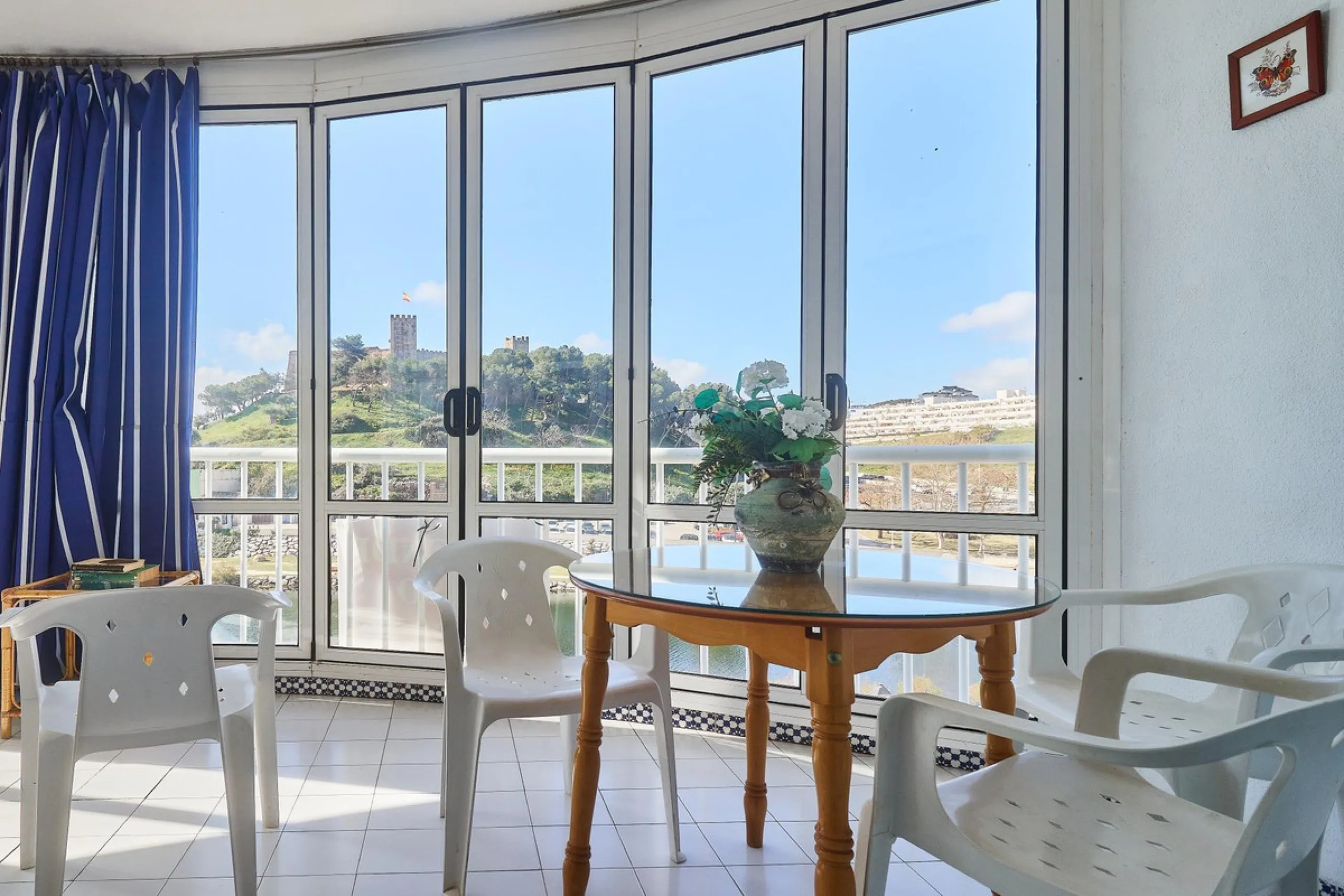 Excellent apartment on the 2nd line of the beach, a few meters from the sea, in one of the best places in Fuengirola, it is definitely the most sought-after area to live, it is close to supermarkets, the shopping center, children's playgrounds, bars.