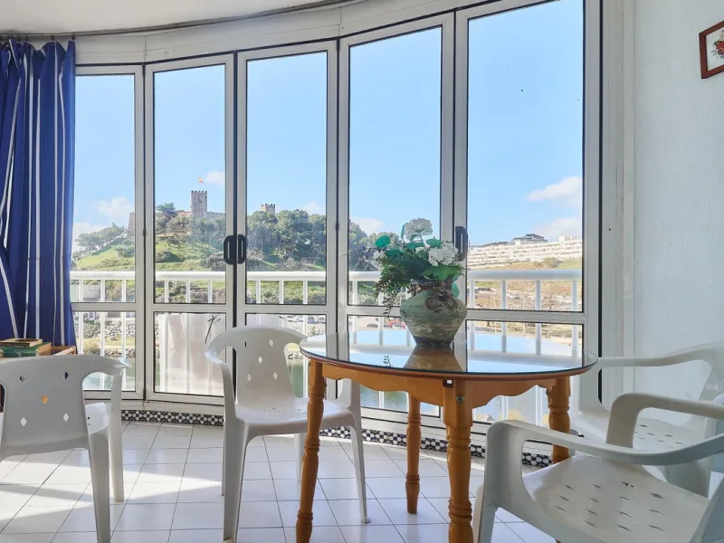 Excellent apartment on the 2nd line of the beach, a few meters from the sea, in one of the best places in Fuengirola, it is definitely the most sought-after area to live, it is close to supermarkets, the shopping center, children's playgrounds, bars.