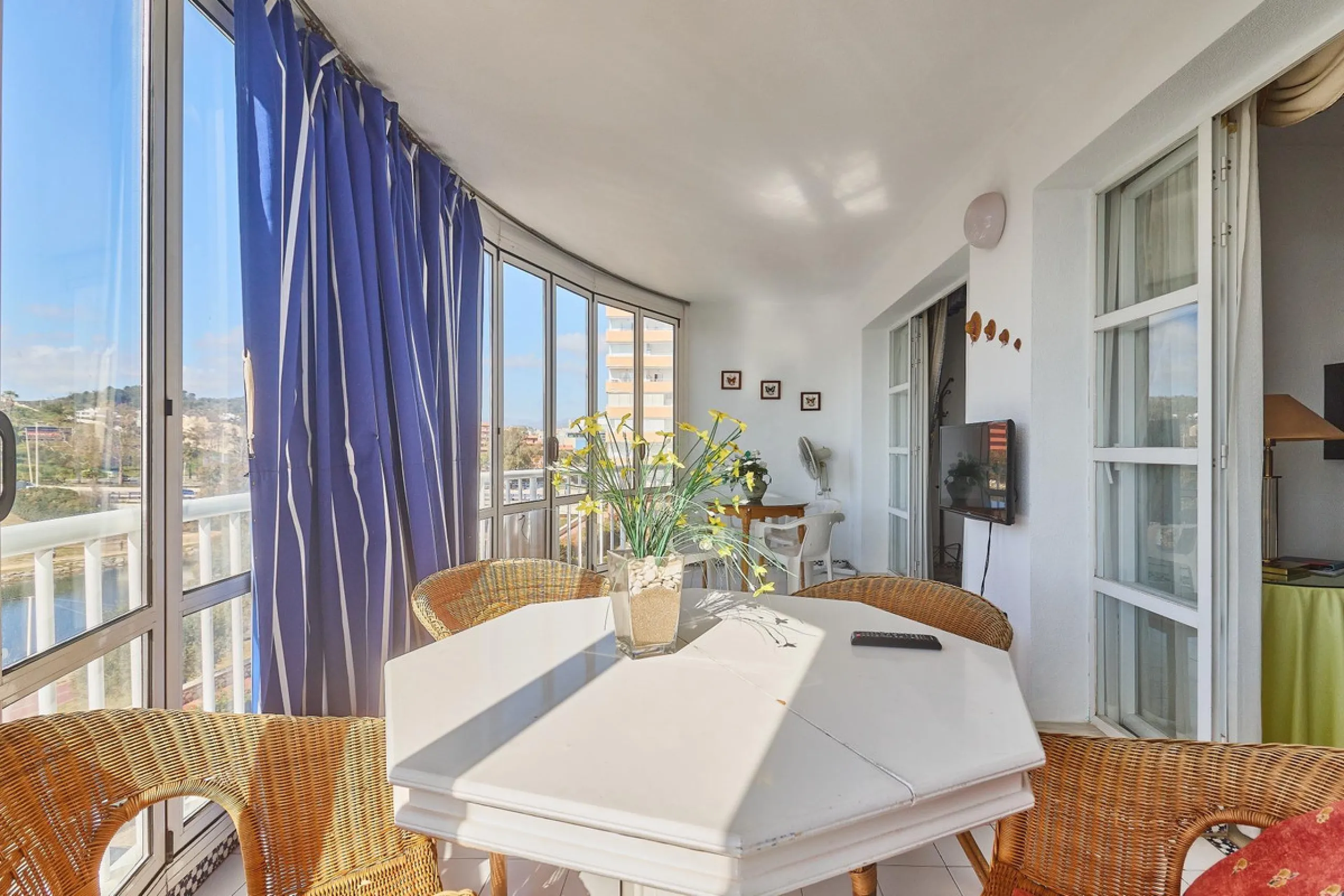 Excellent apartment on the 2nd line of the beach, a few meters from the sea, in one of the best places in Fuengirola, it is definitely the most sought-after area to live, it is close to supermarkets, the shopping center, children's playgrounds, bars.