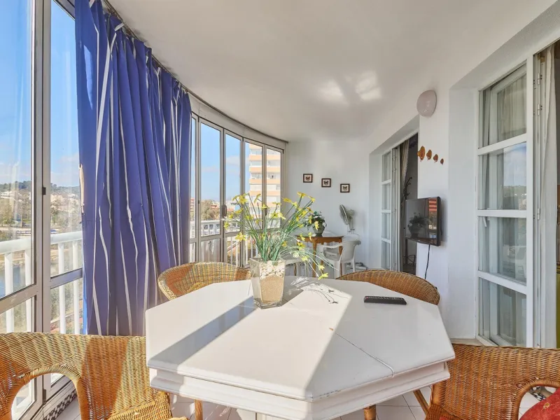Excellent apartment on the 2nd line of the beach, a few meters from the sea, in one of the best places in Fuengirola, it is definitely the most sought-after area to live, it is close to supermarkets, the shopping center, children's playgrounds, bars.