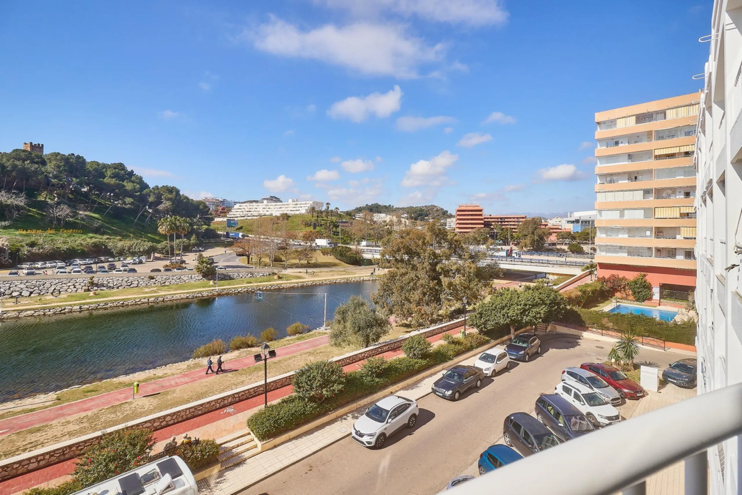 Excellent apartment on the 2nd line of the beach, a few meters from the sea, in one of the best places in Fuengirola, it is definitely the most sought-after area to live, it is close to supermarkets, the shopping center, children's playgrounds, bars.