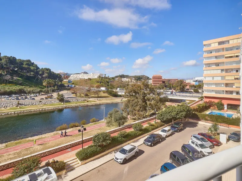 Excellent apartment on the 2nd line of the beach, a few meters from the sea, in one of the best places in Fuengirola, it is definitely the most sought-after area to live, it is close to supermarkets, the shopping center, children's playgrounds, bars.