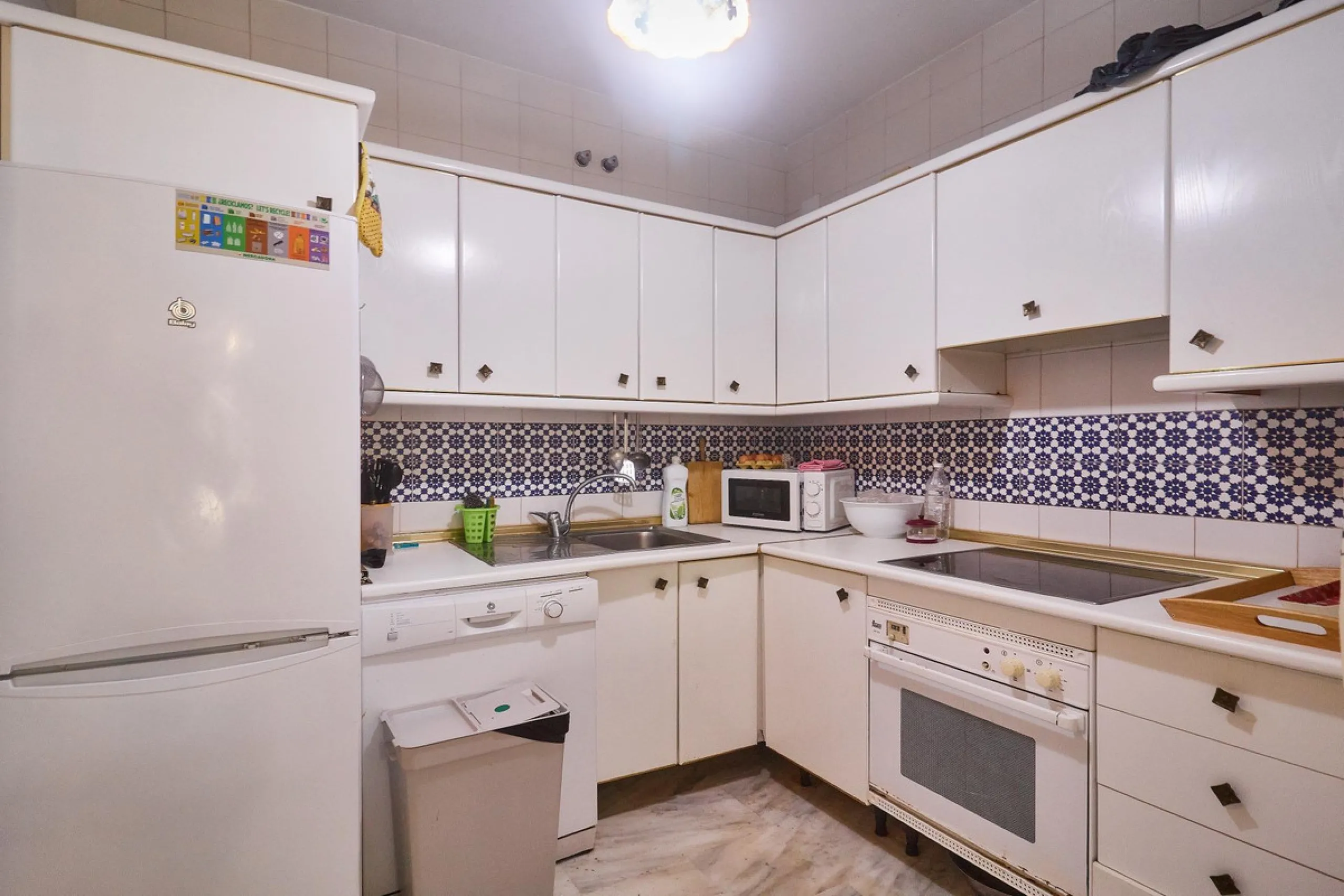 Excellent apartment on the 2nd line of the beach, a few meters from the sea, in one of the best places in Fuengirola, it is definitely the most sought-after area to live, it is close to supermarkets, the shopping center, children's playgrounds, bars.