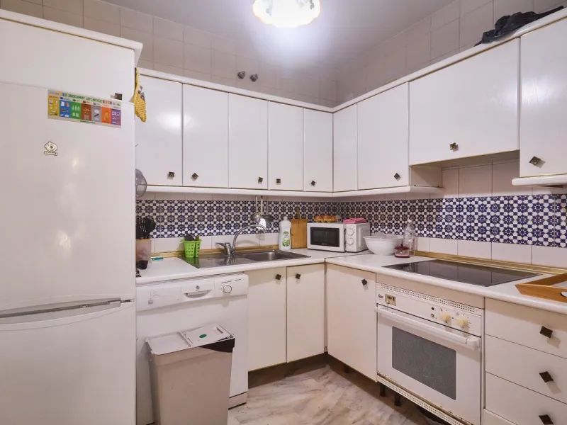 Excellent apartment on the 2nd line of the beach, a few meters from the sea, in one of the best places in Fuengirola, it is definitely the most sought-after area to live, it is close to supermarkets, the shopping center, children's playgrounds, bars.