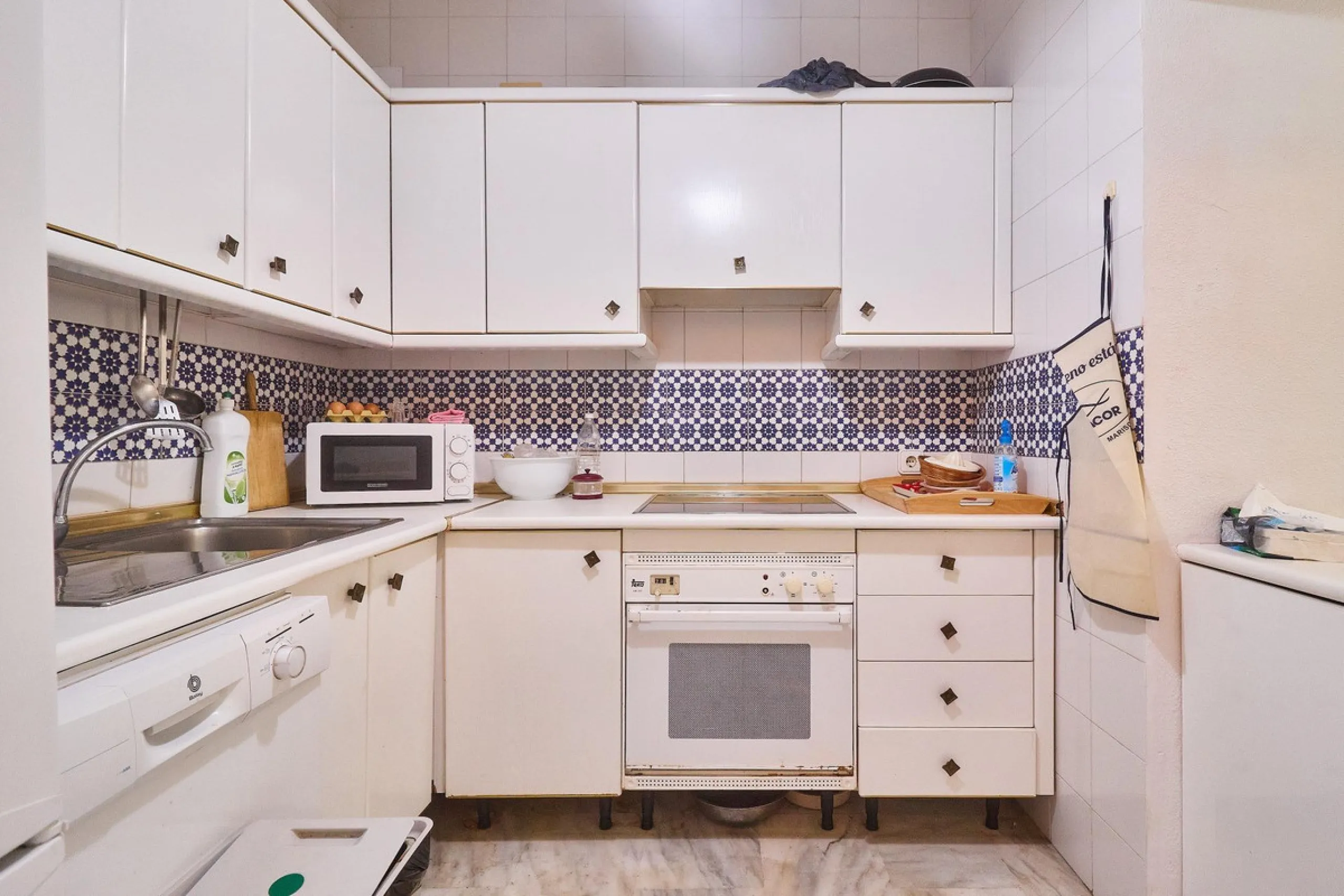Excellent apartment on the 2nd line of the beach, a few meters from the sea, in one of the best places in Fuengirola, it is definitely the most sought-after area to live, it is close to supermarkets, the shopping center, children's playgrounds, bars.