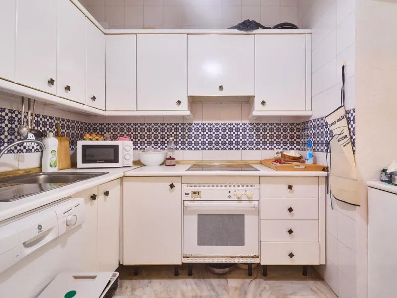 Excellent apartment on the 2nd line of the beach, a few meters from the sea, in one of the best places in Fuengirola, it is definitely the most sought-after area to live, it is close to supermarkets, the shopping center, children's playgrounds, bars.