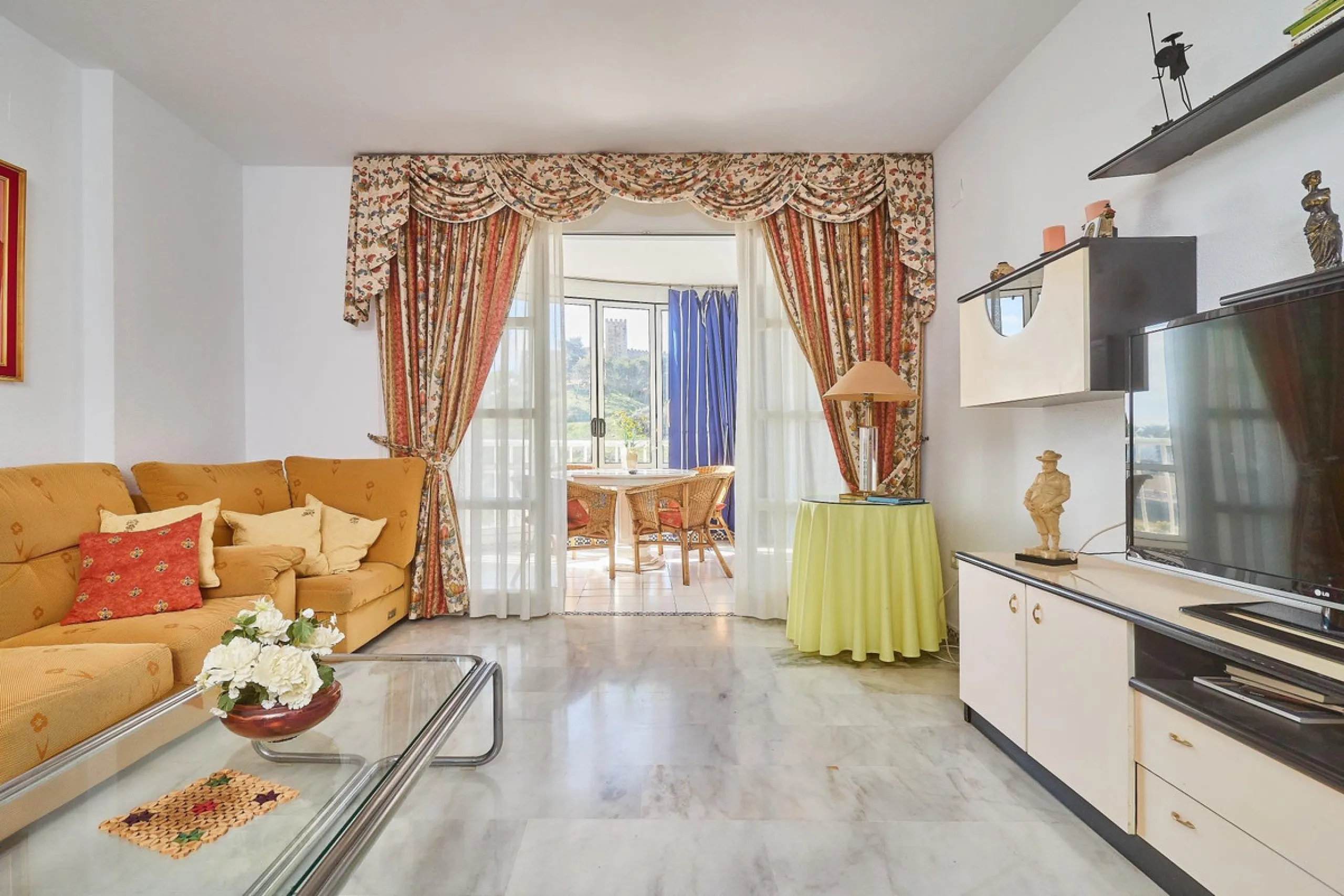 Excellent apartment on the 2nd line of the beach, a few meters from the sea, in one of the best places in Fuengirola, it is definitely the most sought-after area to live, it is close to supermarkets, the shopping center, children's playgrounds, bars.