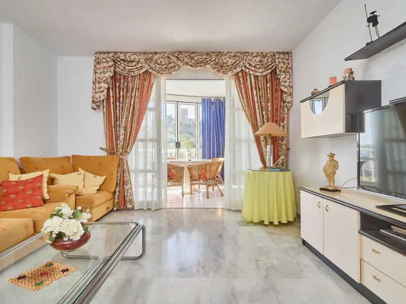 Excellent apartment on the 2nd line of the beach, a few meters from the sea, in one of the best places in Fuengirola, it is definitely the most sought-after area to live, it is close to supermarkets, the shopping center, children's playgrounds, bars.