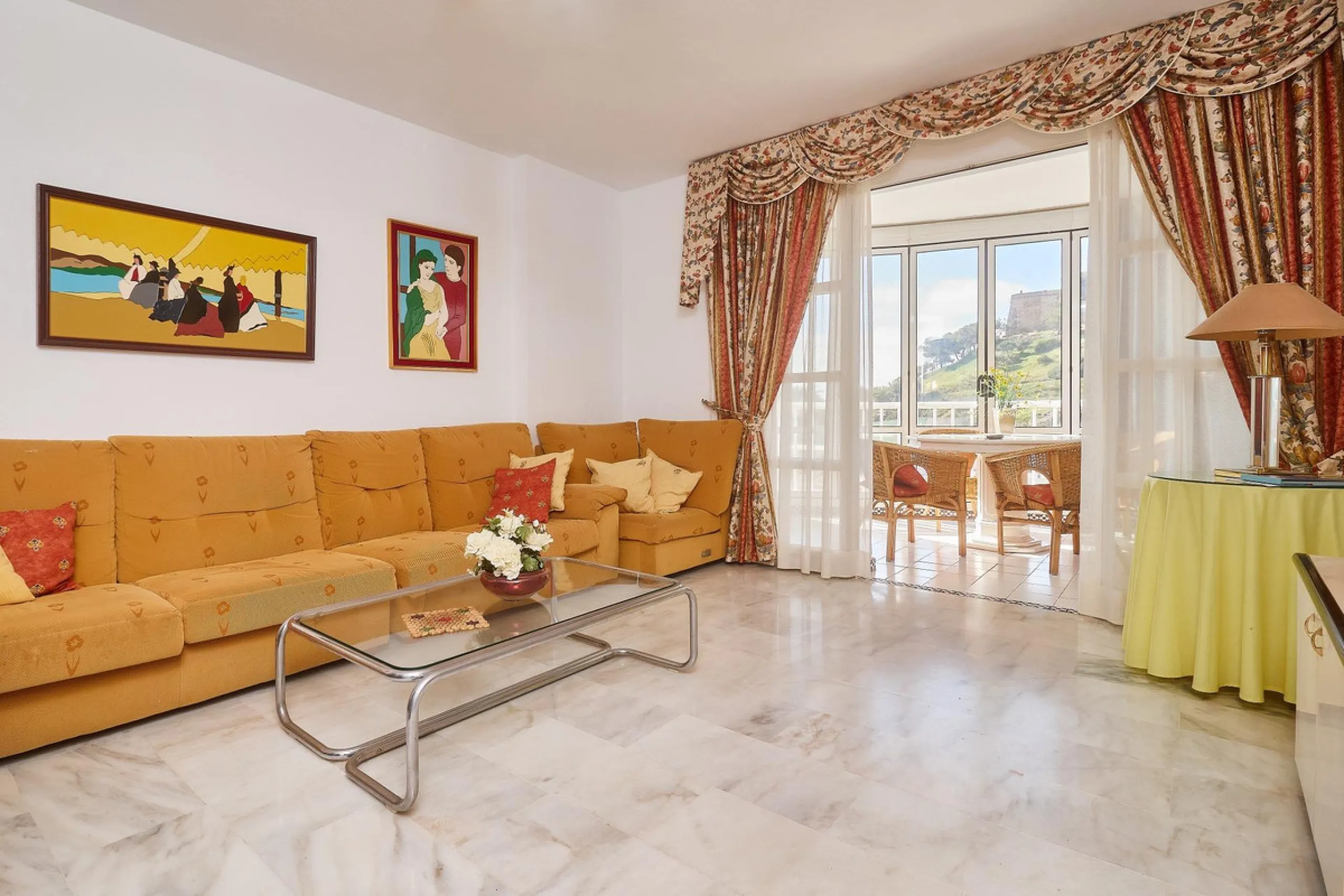 Excellent apartment on the 2nd line of the beach, a few meters from the sea, in one of the best places in Fuengirola, it is definitely the most sought-after area to live, it is close to supermarkets, the shopping center, children's playgrounds, bars.