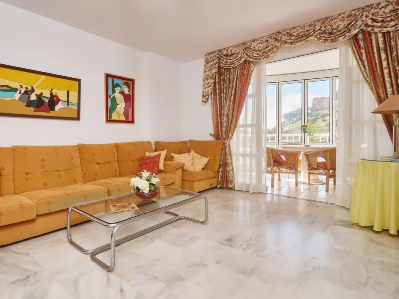 Excellent apartment on the 2nd line of the beach, a few meters from the sea, in one of the best places in Fuengirola, it is definitely the most sought-after area to live, it is close to supermarkets, the shopping center, children's playgrounds, bars.
