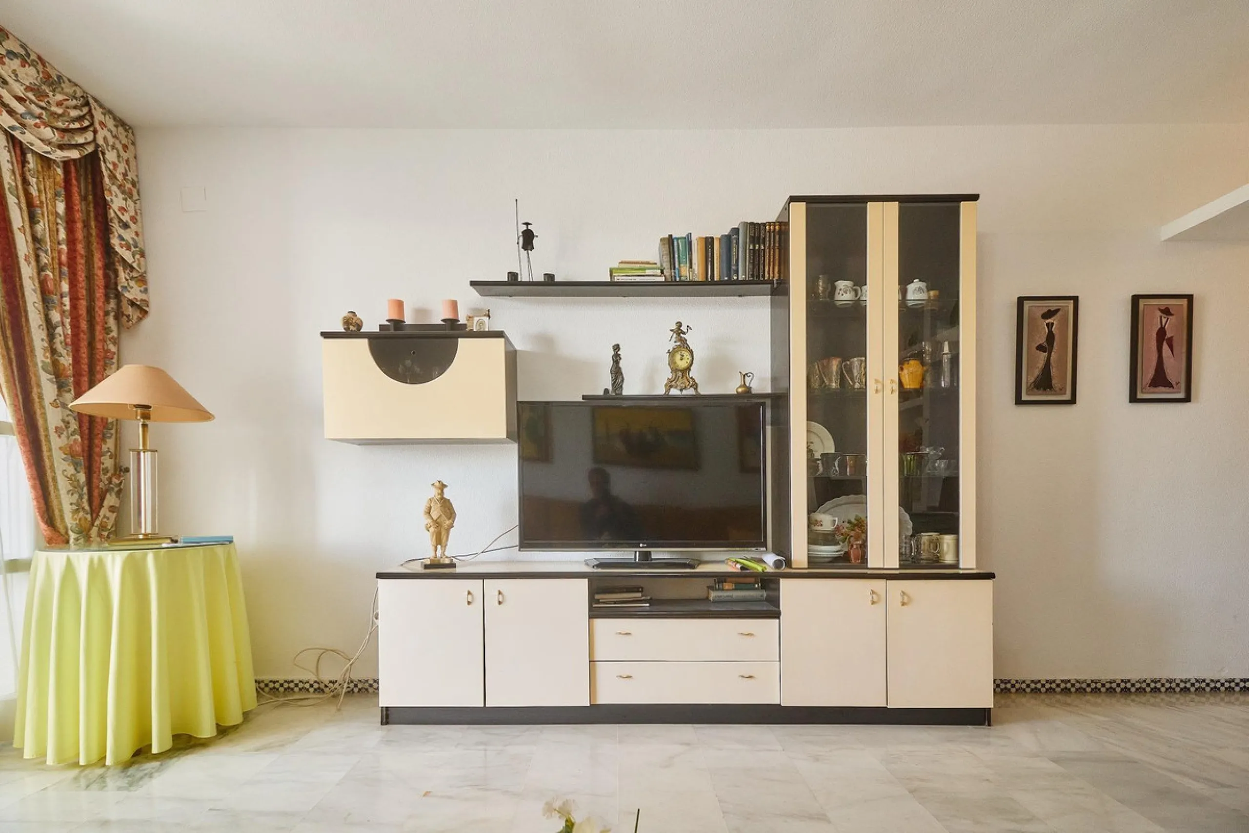 Excellent apartment on the 2nd line of the beach, a few meters from the sea, in one of the best places in Fuengirola, it is definitely the most sought-after area to live, it is close to supermarkets, the shopping center, children's playgrounds, bars.