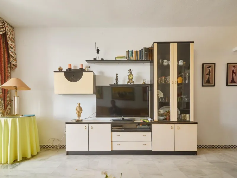 Excellent apartment on the 2nd line of the beach, a few meters from the sea, in one of the best places in Fuengirola, it is definitely the most sought-after area to live, it is close to supermarkets, the shopping center, children's playgrounds, bars.