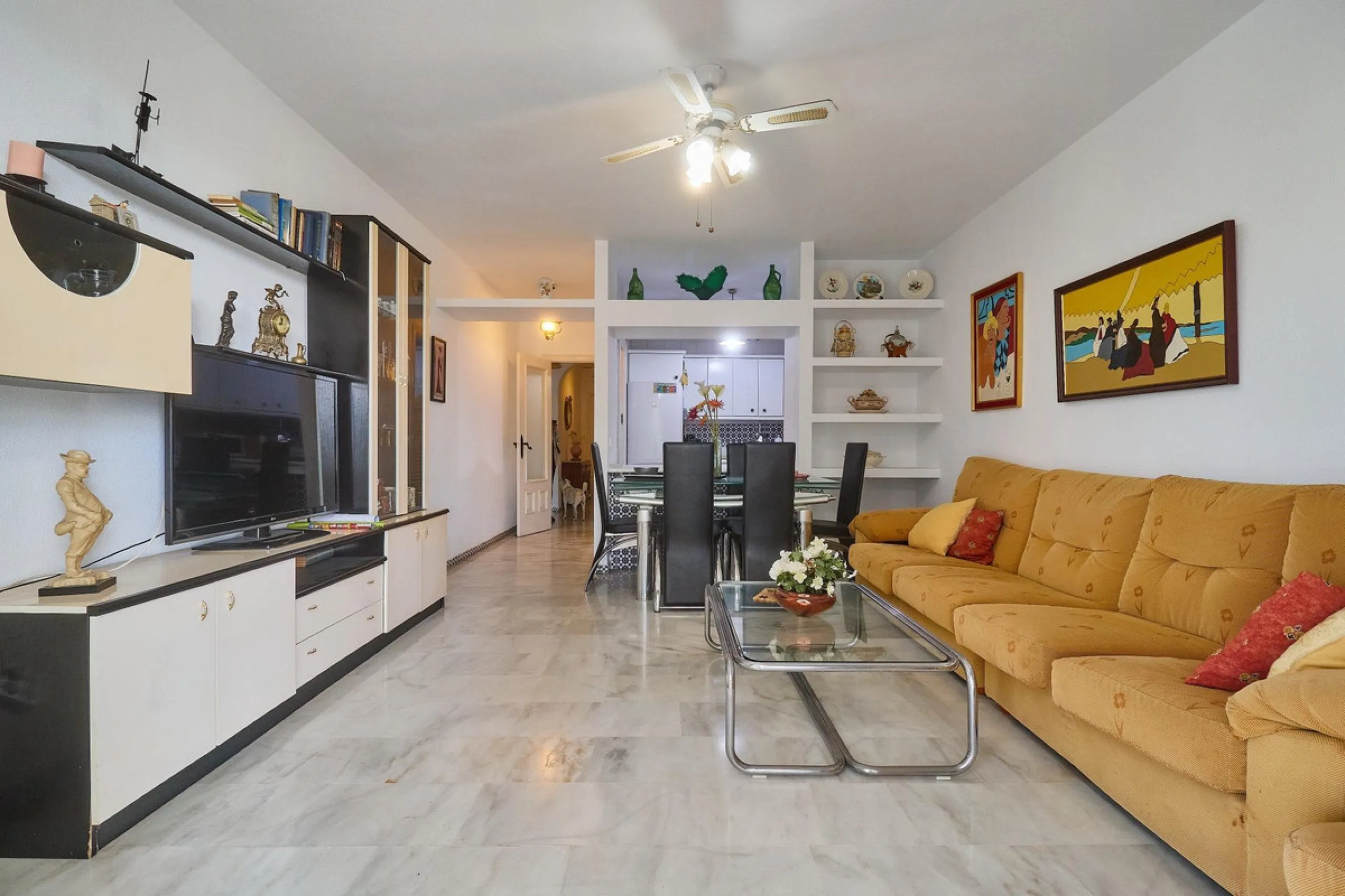 Excellent apartment on the 2nd line of the beach, a few meters from the sea, in one of the best places in Fuengirola, it is definitely the most sought-after area to live, it is close to supermarkets, the shopping center, children's playgrounds, bars.