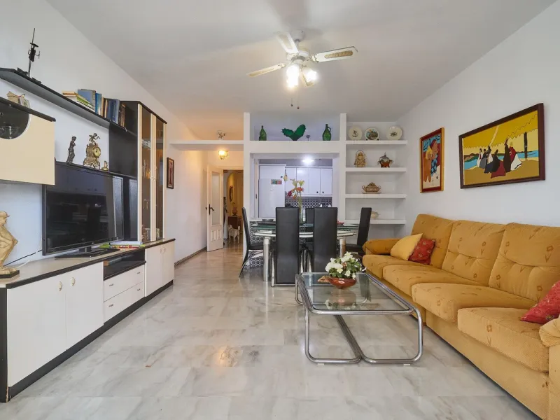 Excellent apartment on the 2nd line of the beach, a few meters from the sea, in one of the best places in Fuengirola, it is definitely the most sought-after area to live, it is close to supermarkets, the shopping center, children's playgrounds, bars.