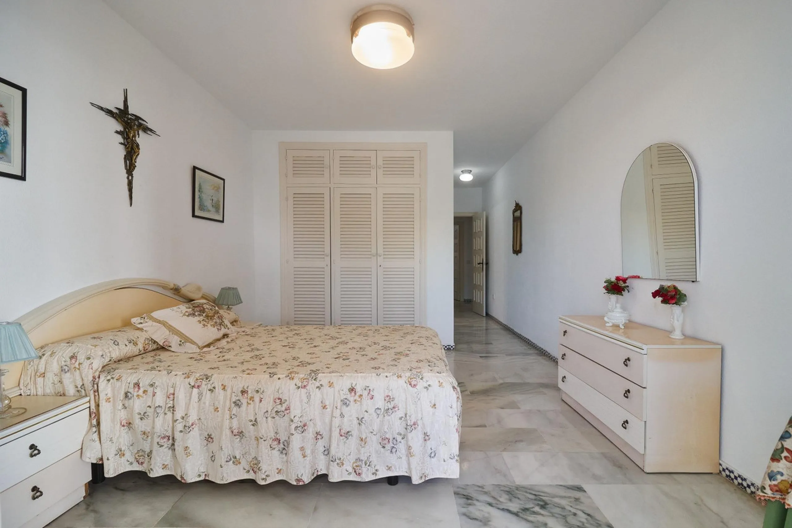 Excellent apartment on the 2nd line of the beach, a few meters from the sea, in one of the best places in Fuengirola, it is definitely the most sought-after area to live, it is close to supermarkets, the shopping center, children's playgrounds, bars.