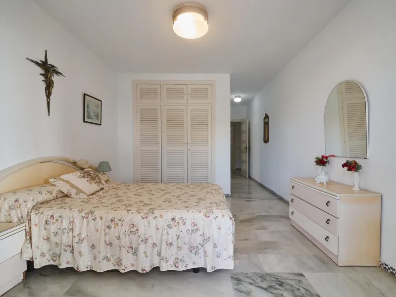 Excellent apartment on the 2nd line of the beach, a few meters from the sea, in one of the best places in Fuengirola, it is definitely the most sought-after area to live, it is close to supermarkets, the shopping center, children's playgrounds, bars.