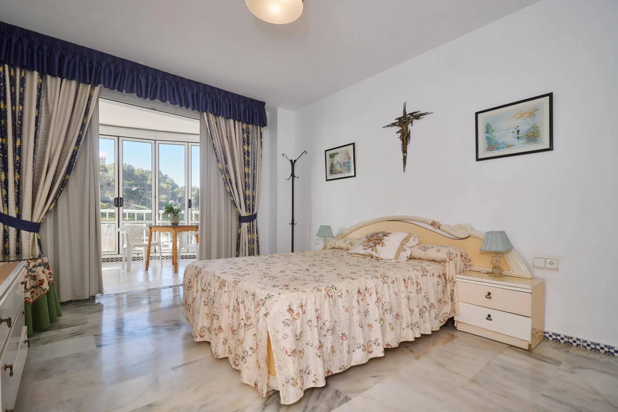 Excellent apartment on the 2nd line of the beach, a few meters from the sea, in one of the best places in Fuengirola, it is definitely the most sought-after area to live, it is close to supermarkets, the shopping center, children's playgrounds, bars.