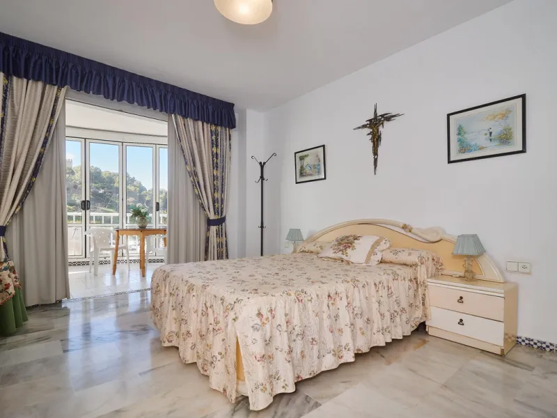 Excellent apartment on the 2nd line of the beach, a few meters from the sea, in one of the best places in Fuengirola, it is definitely the most sought-after area to live, it is close to supermarkets, the shopping center, children's playgrounds, bars.