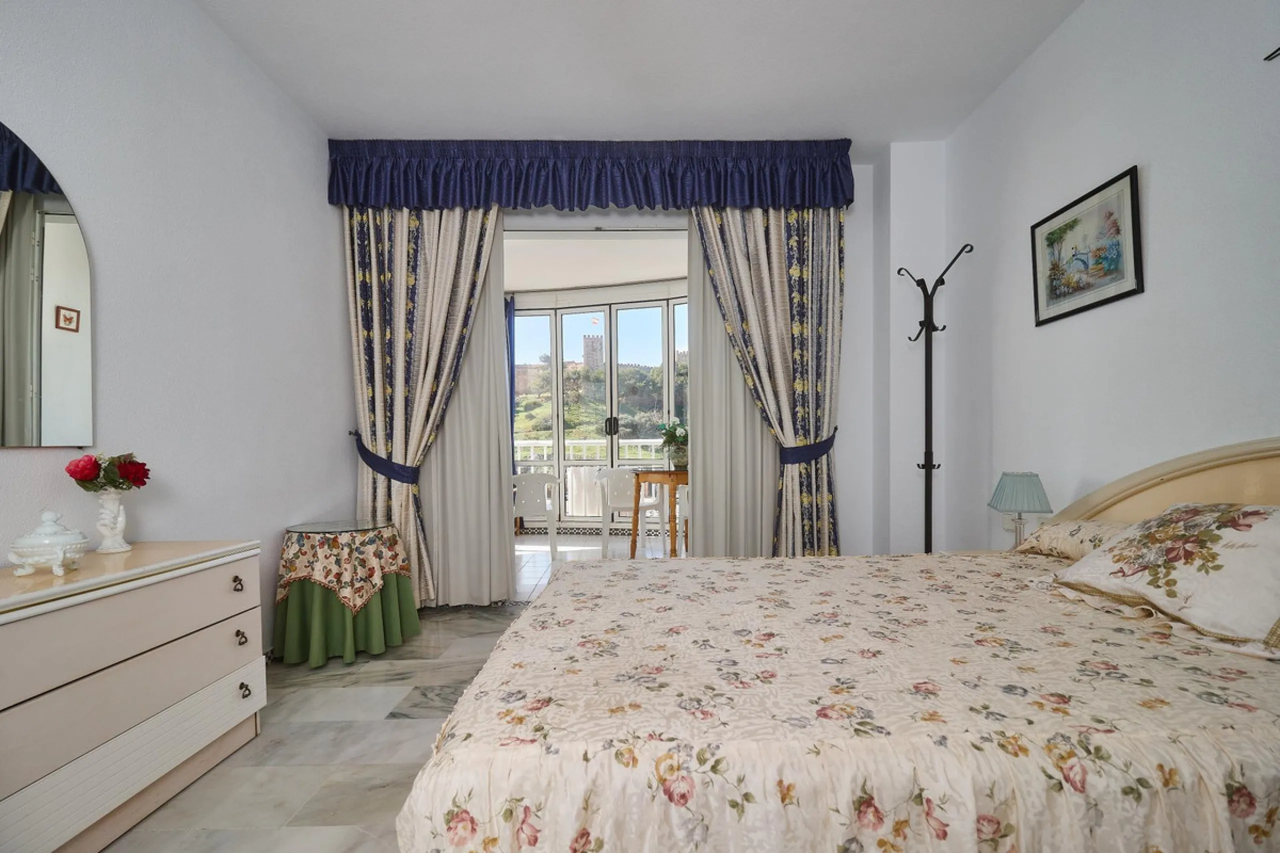 Excellent apartment on the 2nd line of the beach, a few meters from the sea, in one of the best places in Fuengirola, it is definitely the most sought-after area to live, it is close to supermarkets, the shopping center, children's playgrounds, bars.