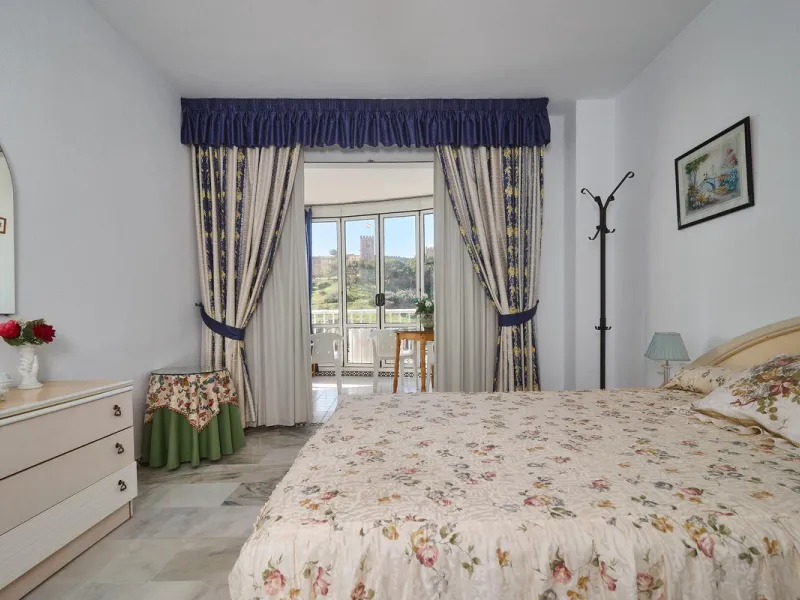 Excellent apartment on the 2nd line of the beach, a few meters from the sea, in one of the best places in Fuengirola, it is definitely the most sought-after area to live, it is close to supermarkets, the shopping center, children's playgrounds, bars.