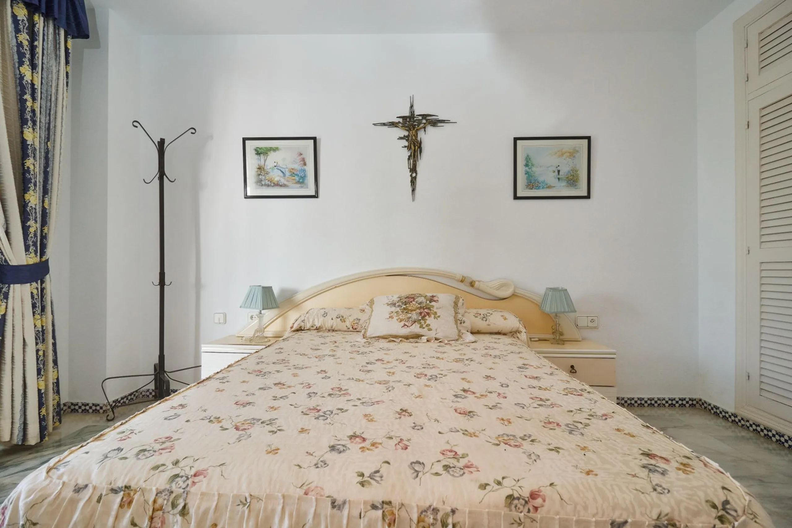 Excellent apartment on the 2nd line of the beach, a few meters from the sea, in one of the best places in Fuengirola, it is definitely the most sought-after area to live, it is close to supermarkets, the shopping center, children's playgrounds, bars.