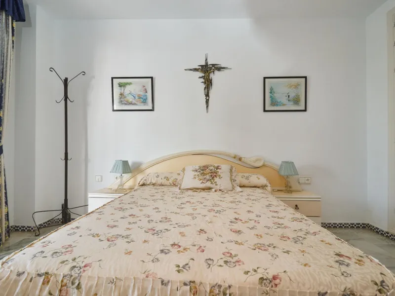 Excellent apartment on the 2nd line of the beach, a few meters from the sea, in one of the best places in Fuengirola, it is definitely the most sought-after area to live, it is close to supermarkets, the shopping center, children's playgrounds, bars.